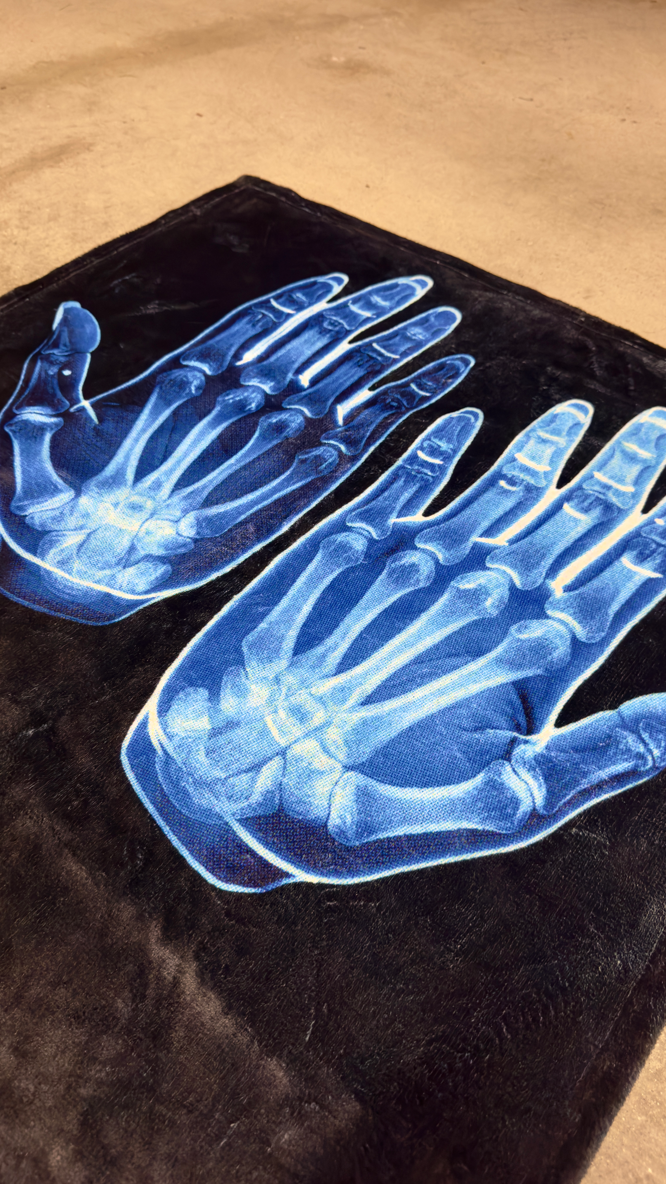 X-RAY HANDS - Beach Towel