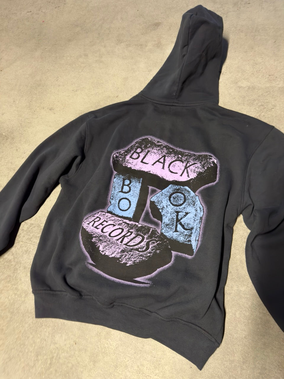 STACKED STONE - BLACK - ZIP-UP HOODIE - "PREMIUM-BOX FIT"