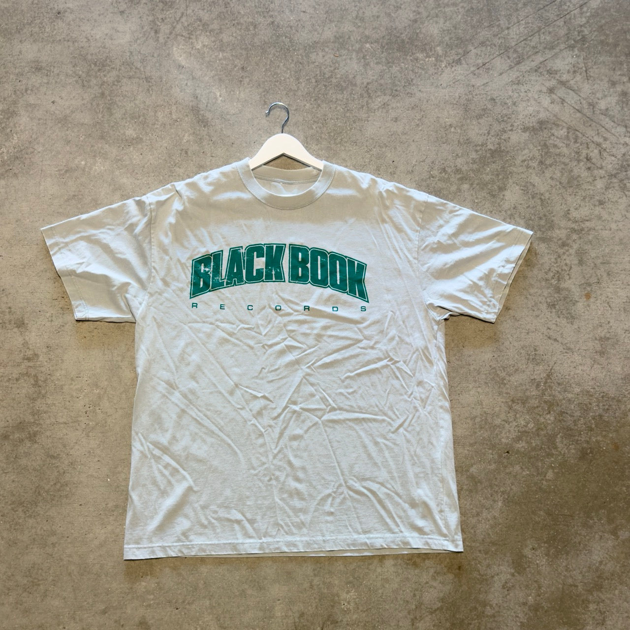 BLACK BOOK UNI - GREEN - TEE - "PREMIUM-BOX FIT"