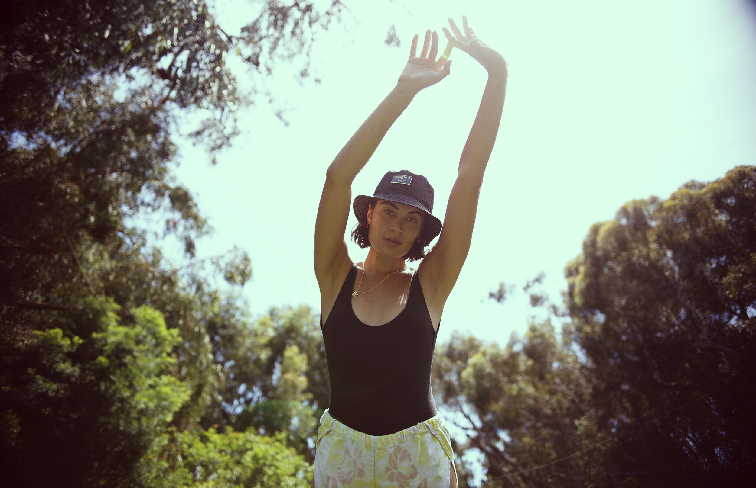 REVERSIBLE BUCKET HAT