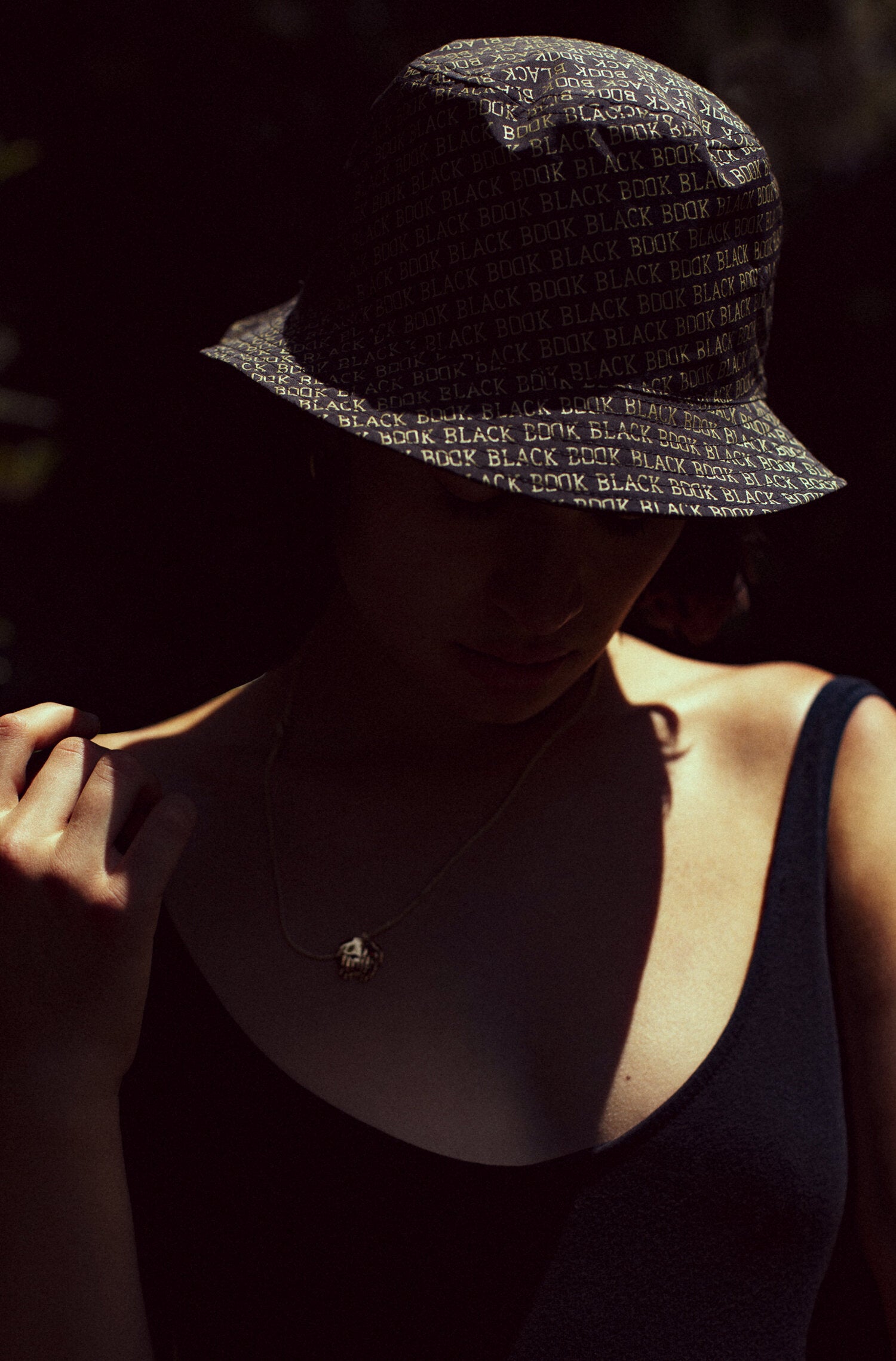 REVERSIBLE BUCKET HAT