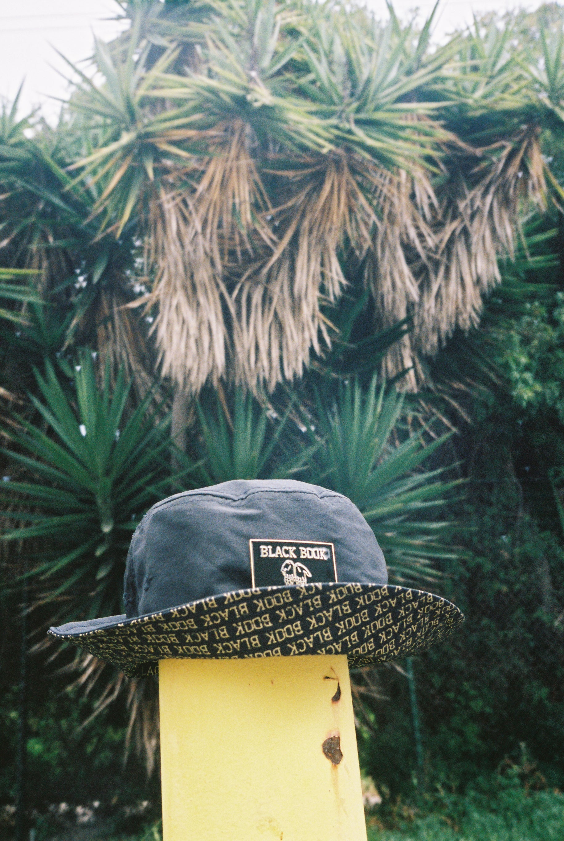 REVERSIBLE BUCKET HAT